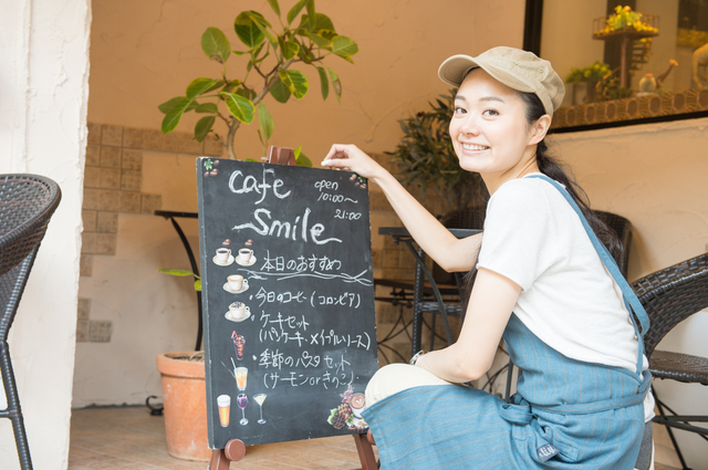 喫茶店で働く女性