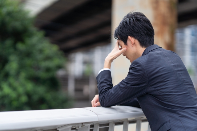 面接に失敗して落ち込む男性