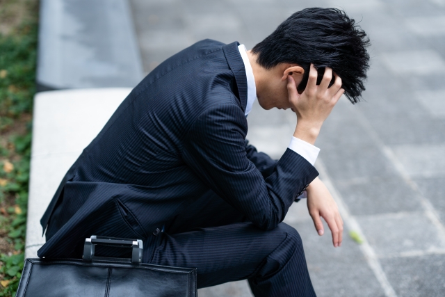 大学中退後の就活がうまくいかない男性