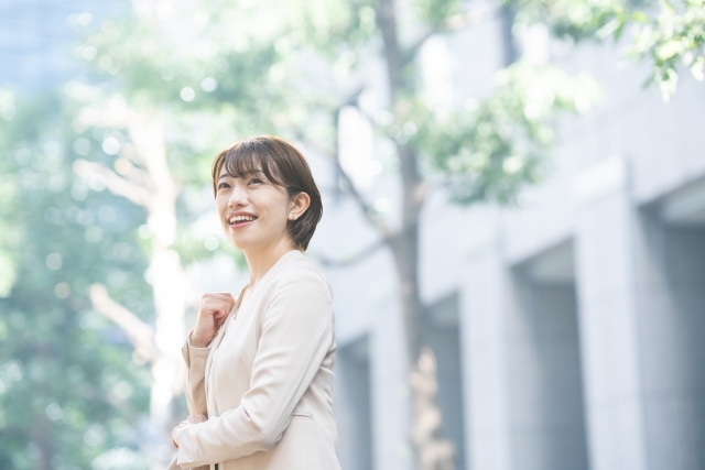 就活に成功して働き始める女性