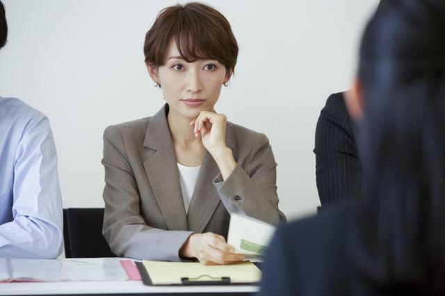 厳しい眼差しの面接官