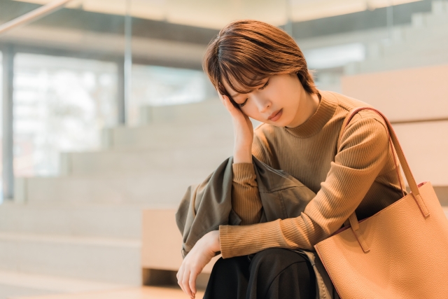転職活動がうまくいかず落ち込む20代女性
